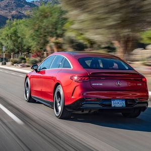 In 3,4 Sekunden kann der Allradler aus dem Stand auf Tempo 100 sprinten.(Bild:  Mercedes-Benz)