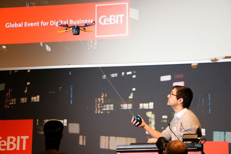 Cebit Preview 2017: Andere Drohnenmodelle richten sich eher an Privatkunden und dienen dem Freizeitvergnügen. Dieses Modell folgt Anwendern an einer Leine überall hin. (Horn)