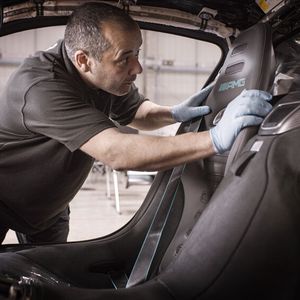 Handarbeit bei der Innenraummontage des Sportwagens.(Bild:  Mercedes-Benz)