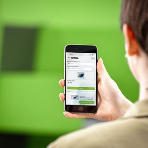 Bild 2: Mit dem Part Finder hat Engel einen smarten Helfer geschaffen, der quasi der Ersatzteilkatalog für die Hosentasche ist, wenn es um Spritzgießmaschinen geht. Bis zu 20 Jahre Komponenten können damit schnell und ohne Irrtümer nachbestellt werden.(Bild:  Engel / office@fotostudio-eder.at)