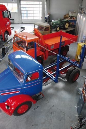 Von der Kundenwartezone aus hat man einen schönen Blick in die Oldtimerausstellung des Unternehmens. (Foto: Wenz)