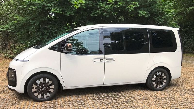 Das Fahrzeug präsentiert sich aber auch von der Seite schick. (Bild: Wolfgang Michel – VCG)