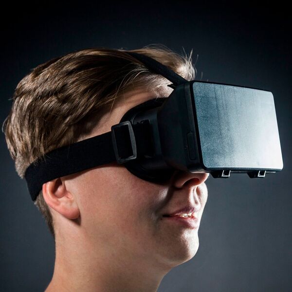 Das Virtual Reality Headset für Smartphones katapultiert den Anwender mir nix dir nix in die Welt der 3D-Filme, 3D-Spiele und Apps. Simpel im Gebrauch, bequem in der Anwendung und ohne überflüssige Kinkerlitzchen. Genau das Richtige für lange Reisen, ausgedehnte Mittagspausen oder exzessive Film- und Spieleabende. (Bild: www.radbag.de)