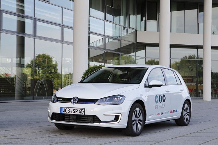 Das Versuchsfahrzeug ist ausgestattet mit vier Weitwinkelkameras, zwei 3-D-Kameras und zwölf Ultraschallsensoren. (Foto: VW)