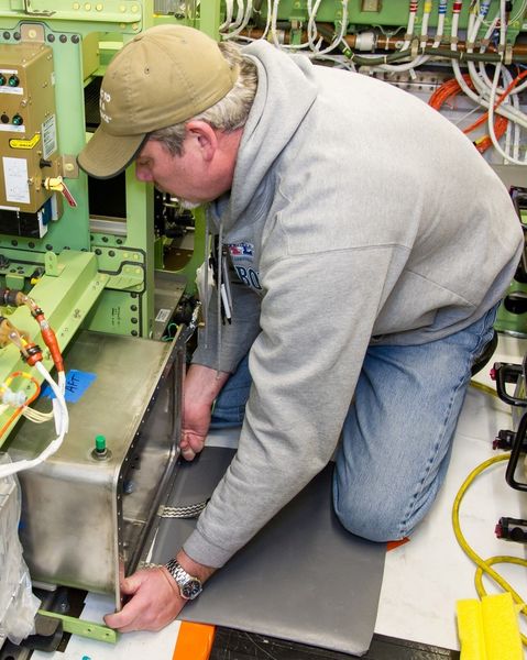 Ein Boeing-Techniker beim Austausch des Akku-Pack in einer 787 (Boeing)