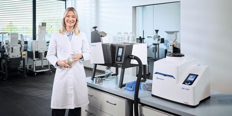 Abb. 1: Die neue Tischschneidmühle SM 50 von Retsch bietet vereinfachte Reinigung, effektiven Kontaminationsschutz und maximale Probenrückgewinnung und adressiert damit direkt die drei Kernthemen der Probenzerkleinerung.(Bild:  ©OliverBellendir)