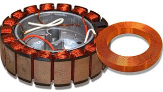 Im Gegensatz zu einer traditionellen Motorwicklung (links) wird die magnetisch leitende Eisenkonstruktion bei TFM um die Wicklungsspulen (rechts) gebaut. (Bild: ETM/VCG)