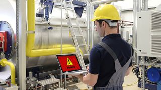 Produzierende Unternehmen müssen sich vor Angriffen auf ihre IT- und OT-Infrastruktur schützen.
 (Bild: Fraunhofer IAO, industrieblick/Adobe Stock)