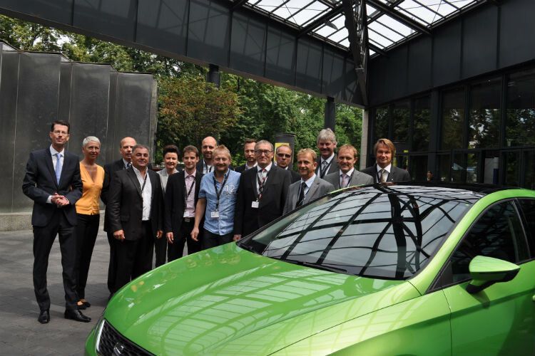 Zum Gruppenfoto fand sich der neue Händlerbeirat an einem Leon – dem Modellhighlight der Marke – ein. Wer nachzählt, merkt, dass zwei Händler fehlen. Sie wurden in Abwesenheit gewählt. (Foto: Minack)