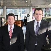 2011 beschert Rekordergebnis: Die beiden Automag-Geschäftsführer Oliver Mosch (li.) und Götz Kerker freuen sich über „das mit Abstand erfolgreichste Geschäftsjahr seit Bestehen des Autohauses“.  Automag (Archiv: Vogel Business Media)