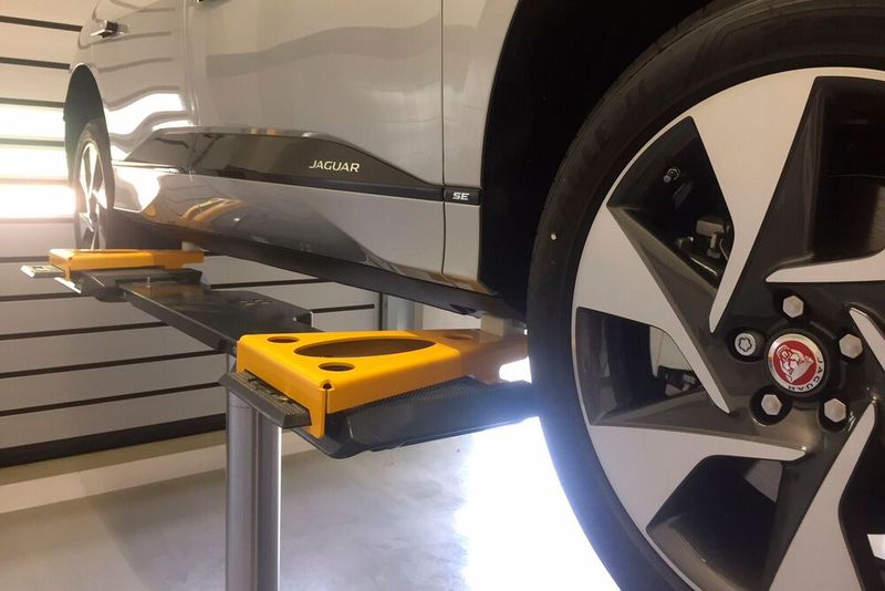 Die gewohnten Universalunterlegkissen oder -klötze eignen sich für einige E-Autos nicht, hier muss der Betrieb zu typspezifischen Sonderlösungen greifen. (Bild: Autopstenhoj)