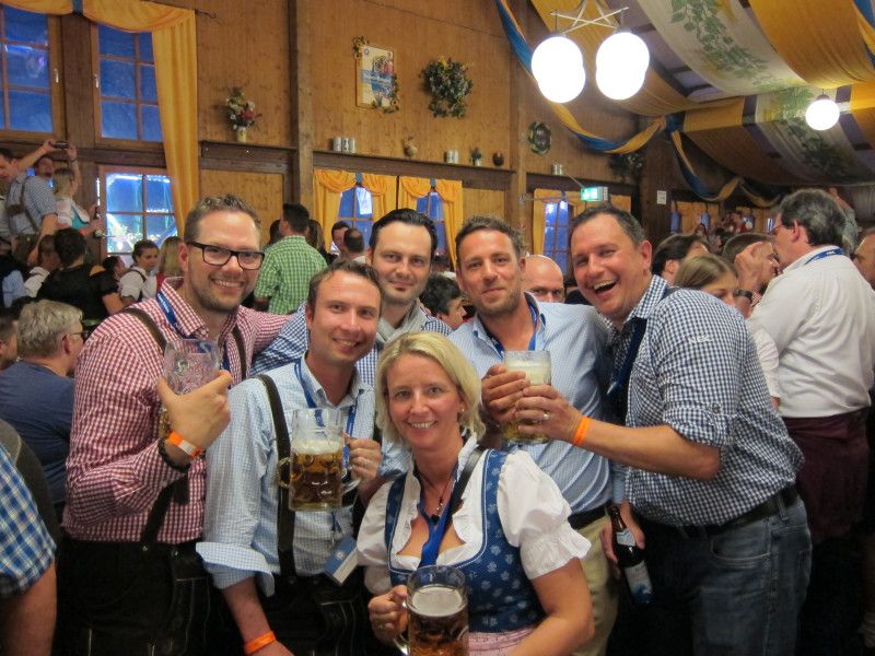 Stephanie Steen (IT-BUSINESS) mit (v. l.) Mario Herget (Seen Media), Stephan Balters (ADAC), Christian Hessel (Intercard AG), Frank Brühne (MMS Mainstream Media Solutions) und Thorsten Wilm (NEC). (Bild: IT-BUSINESS)