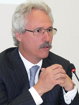 „Das Problem besteht vor allem darin, dass es viel zu wenig Absolventinnen der Ingenieur- und Naturwissenschaften gibt. Um die möchten wir kämpfen.“ Dr. Gerhard Rübling, Arbeitsdirektor von Trumpf in Ditzingen. Bild: Steinmüller (Archiv: Vogel Business Media)