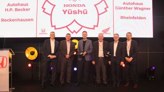 Von links: Frank Engels (Honda Deutschland), Philip Webb (Honda Motor Europe), Daniel Becker (Autohaus H P Becker GmbH, Rockenhausen), Günther Wagner (Autohaus Günther Wagner, Rheinfelden), Holger Obst (Honda Deutschland) und Mehmet Caliskan (Honda Deutschland) bei der Preisübergabe.

 (Bild: Honda)