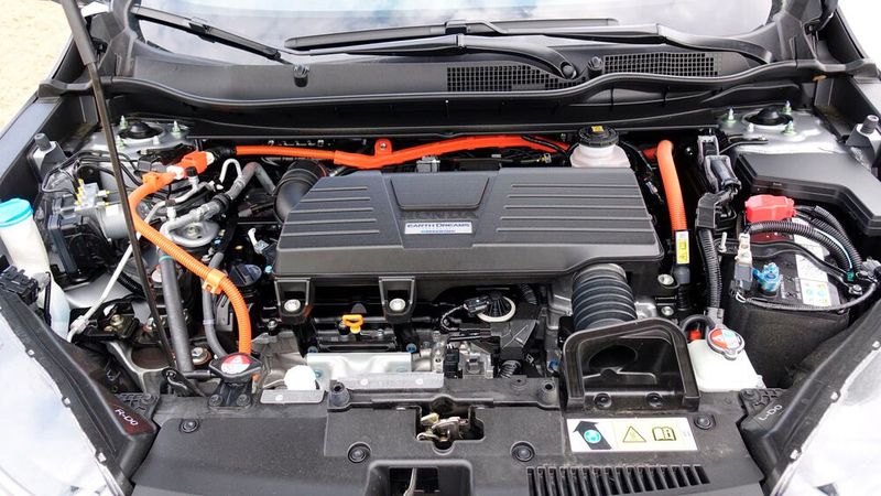 2. Der Antrieb: Der CR-V ist ausschließlich mit einem Vollhybridantrieb zu haben – wahlweise mit Front- oder Allradantrieb. Die Systemleistung beträgt 135 kW/184 PS, das Drehmoment liegt mit 315 Newtonmetern auf dem Niveau des früher angebotenen 1,6-Liter-Dieselmotors. Für den Vortrieb sorgt ein Elektromotor, während der Vierzylinder-Benziner in den meisten Fahrsituationen ausschließlich den Generator antreibt. Für den Fahrer fühlt sich der Antrieb nach einem Benziner mit stufenlosem Getriebe an – inklusive Gummibandeffekt und lautem Aufjaulen des Motors beim Beschleunigen. (Bild: Rosenow/»kfz-betrieb«)