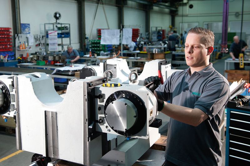 Montage einer Sonderkonstruktion, die auf den individuellen Kundenbedarf ausgerichtet ist. (Bild: Peiseler)