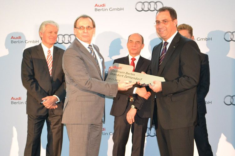 Axel Schiffers, Leiter Technisches Management Volkswagen Immobilien GmbH (l.) übergibt symbolisch den Schlüssel an Standortleiter Markus Keller. (Foto: Hiemann)
