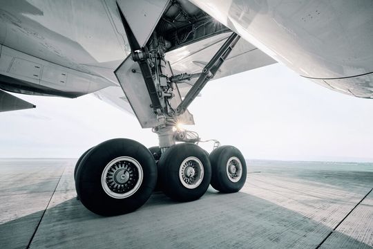 Titan ist für anspruchsvolle Strukturbauteile wie Flugzeugstrukturen, Triebwerksaufhängungen und Fahrwerkskomponenten unverzichtbar. Bei deren Fertigung ist die Prozesssicherheit entscheidend.(Bild:  Jaromir Chalabala/Shutterstock)