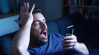 In letzter Sekunde doch noch den Zuschlag bekommen. Doch wenn bei der Lieferung der heißersehnte Zukauf einen Sachmangel hat, kann es ungemütlich werden. (Bild: © Paoleses - adobe.stock.com)