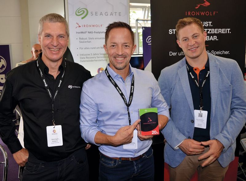 V. l.: Henrique Atzkern, Sascha Bosen und André Ambrosius (alle Seagate) (Bild: Michael Hase)