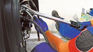 Als Werkzeug kommen die elektromechanischen Drehmomentschlüssel Manoskop 766 der DAPTIQ-Reihe zum Einsatz. Die erforderlichen Drehmomentwerte werden von der Software ProThight automatisch über ein Funkmodul an den Drehmomentschlüssel übertragen. (Bild: Stahlwille)