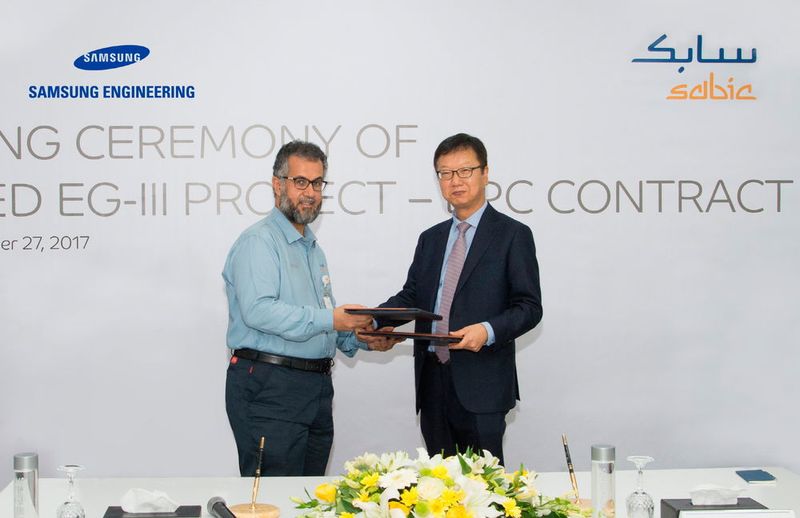 Samsung Engineering President & CEO Sungan Choi and Jubail United Petrochemical Company’s President Abdullah Al Shamrani hand shaking at the signing contract ceremony. (Samsung Engineering)