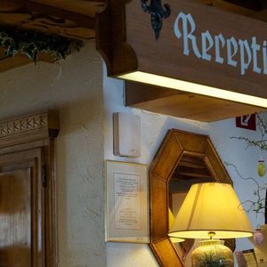 Abbildung 1: Access Point von Meraki an der Rezeption des Hotels Albona Nova