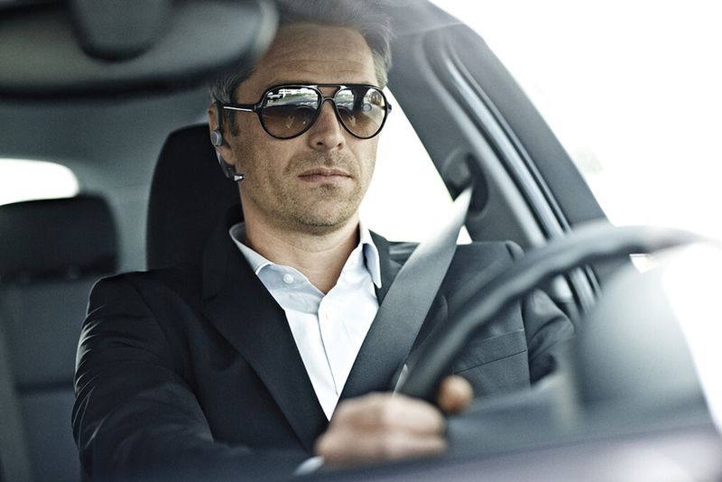 Mit dem integrierten Bewegungssensor und den Mikrofonen passt das Jabra Motion UC den Klang auf intelligente Weise an die Umgebung an – unterwegs oder im Büro. (Bild: Jabra)
