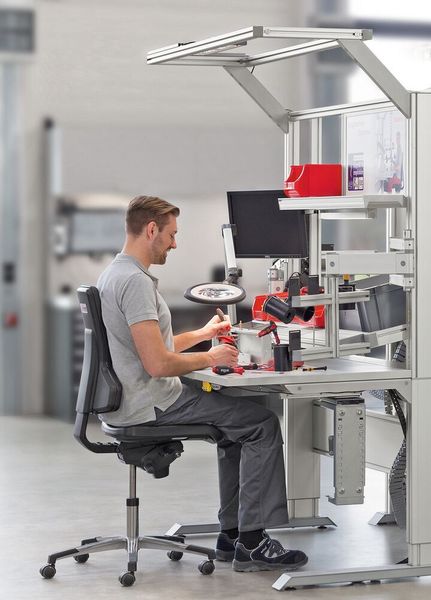 Ein ergonomisch optimaler Industriearbeitsplatz fördert die Gesunderhaltung der Mitarbeiter und erhöht die Effizienz und Produktivität. Eine ganzheitliche Betrachtungsweise setzt auf eine an-wendungsorientierte Kombination aus industriellem Arbeitsstuhl, Sitz-Steharbeitsplatz, idealer Beleuchtung, optimierten Greifwegen, perfekter Werkzeugbereitstellung und fließendem Werkstücktransport. (Dauphin)