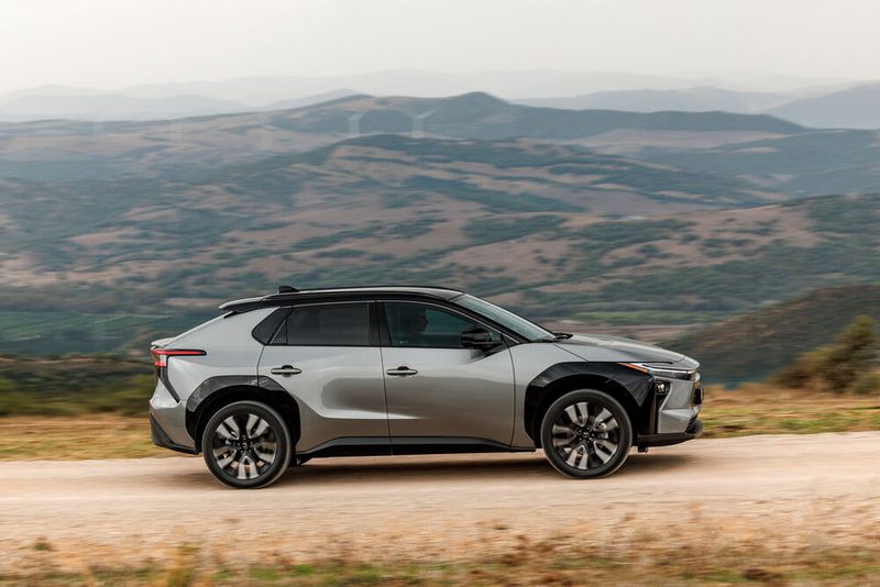 Äußerlich hat Toyota den Crossover einmal glattgezogen und auf den aktuellen Familienlook getrimmt. (Bild: Toyota)