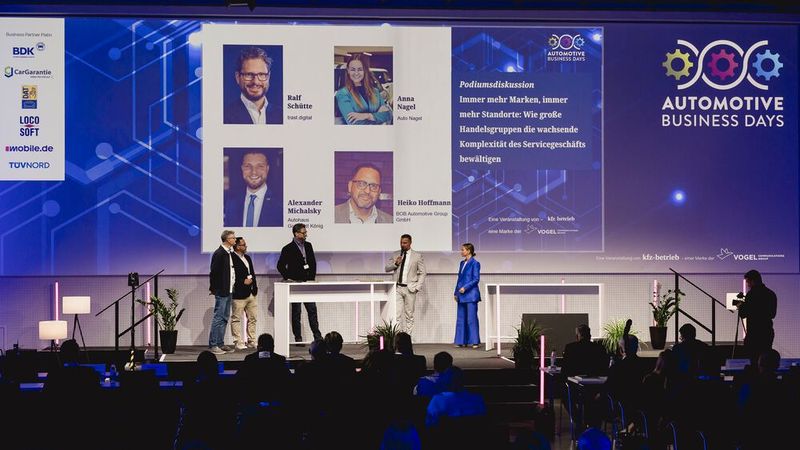 Auf den Automotive Business Days diskutierte Moderator Jan Rosenow (»kfz-betrieb«) mit Heiko Hoffmann (BOB Automotive), Ralf Schütte (Trast Digital), Alexander Michalsky (Autohaus Gotthard König) und Anna Nagel (Auto Nagel) (von links nach rechts).(Stefan Bausewein)