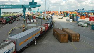 Bei der DB-Tochter RSC werden im 
Rotterdamer Hafen ankommende Container zum Weitertransport auf Bahnwaggons oder Lkw umgeschlagen. Bild: Unruh (Archiv: Vogel Business Media)