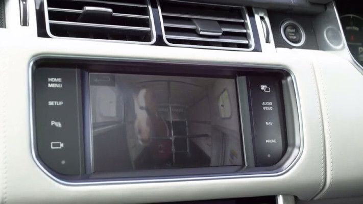 Dann lässt sich auf Knopfdruck ein Live-Video aus dem Innern des Anhängers abrufen (Land Rover)