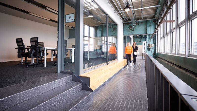 Der Hintergrund: Fisker hat dort gleichzeitig seine Europazentrale eröffnet. (Bild: Fisker Inc.)