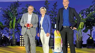 Jürgen Woll, Vice President Automation und Manuel Steger, Head of Digitalization & Software bei Dieffenbacher, nahmen den Preis für die ausgezeichnete KI-Lösung Evoris von Dr. Nicole Hoffmeister-Kraut, Ministerin für Wirtschaft, Arbeit und Tourismus, entgegen. (Bild: Dieffenbacher)