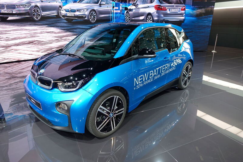 BMW zeigt ebenfalls seine Fortschritte in der Elektrifizierung. 50 Prozent mehr leisten demnach die neuen i3-Akkus. (Christian Otto/Automobil Industrie)