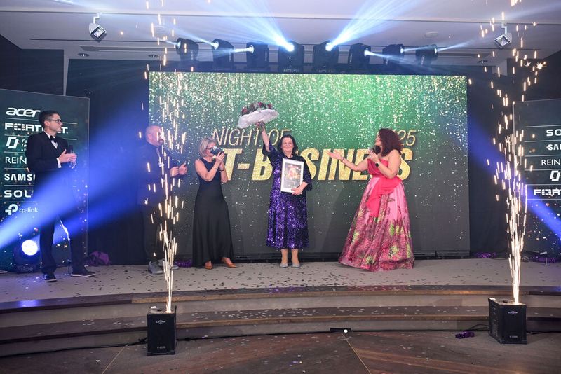 Glückwunsch zu 30. Jahre IT-BUSINESS, liebe Lilli Kos. (Bild: Hannes Magerstädt)