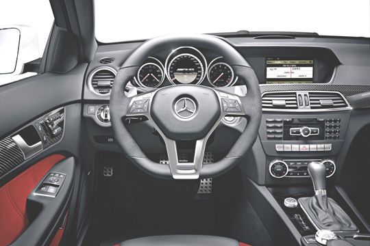 Top-Arbeitsplatz: Das sportive Cockpit überzeugt durch sein schnörkelloses Design und gut ablesbare Rundinstrumente. (Archiv: Vogel Business Media)