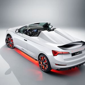 Unterhalb der Schweller haben die jungen Techniker programmierbare LEDs installiert. Sie generieren ein Umgebungslicht in den Farben der tschechischen Trikolore.(Bild:  Skoda)