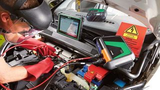 Dank des neuen Messtechnikmoduls können Nutzer eines Mega Macs X nun auch Messungen im Hoch- und Niedervoltbereich durchführen. (HGS)