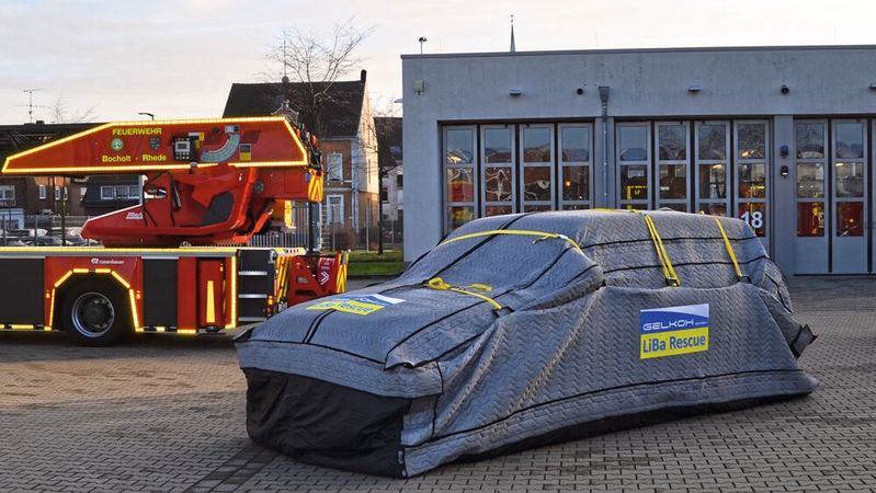Eine Keramikschicht am Bodenteil der fahrzeugumschließenden Decke soll dafür sorgen, dass austretender Kraftstoff bei einem Hybridfahrzeug nicht in die Umwelt gelangen kann.