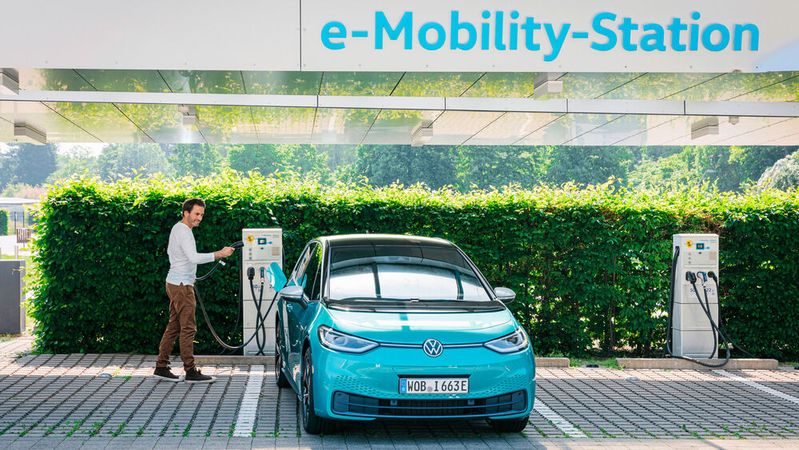 Mehr als 1.000 Handels-Mitarbeiter aus Deutschland will VW noch in diesem Jahr in der Gläsernen Manufaktur in Sachen Elektromobilität qualifizieren.(Bild:  Volkswagen)