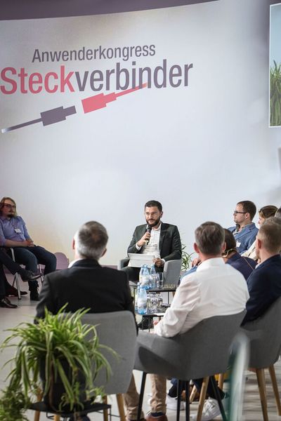 Anwenderkongress Steckverbinder 2023: Tag 1 mit Basisseminaren, Podiumsdiskussion und Posterslam. (Bild: Stefan Bausewein)