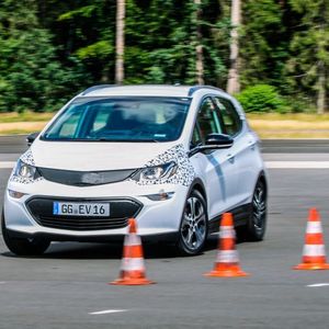 Opel bringt mit dem Ampera-E ein neues, rein batteriebetriebenes Elektrofahrzeug auf den Markt.