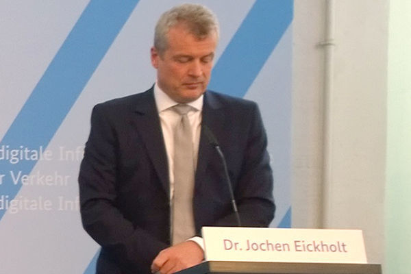 Bild 4 - Dr. Jochen Eickholt: „Mit der Vertragsunterzeichnung werden wir das hochautomatisierte und vernetzte Fahren auf Deutschlands Straßen ein wichtiges Stück weiterbringen.“ (Thomas Kuther)