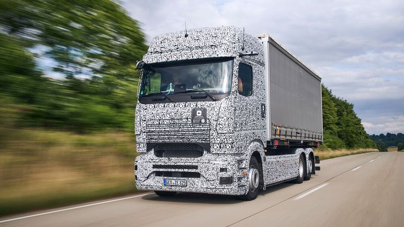 Der Lkw wird als Sattelzugmaschine und als Pritschenfahrgestellvariante erprobt. (Bild: Daimler Truck AG)
