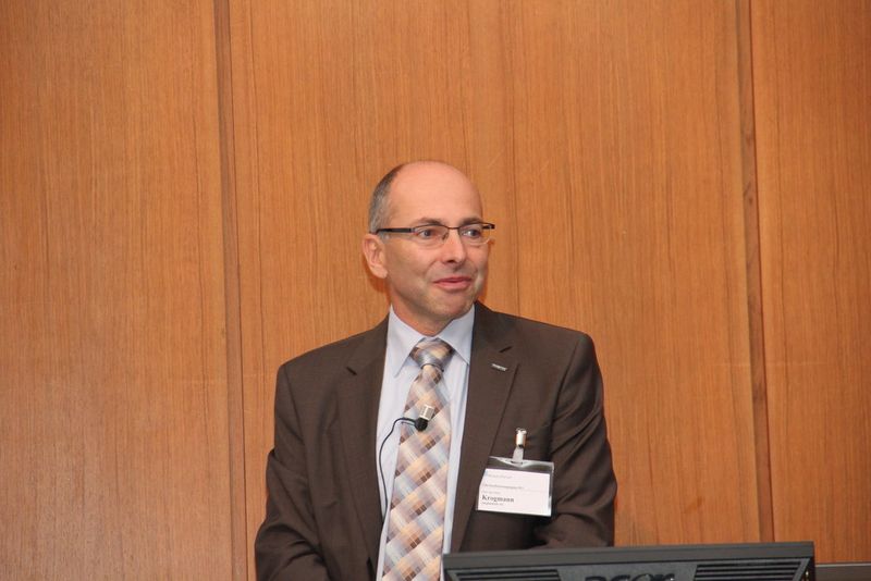 Dipl.-Ing. Ralph Krogmann, Leiter Verbände und Produktsicherheit, Jungheinrich, wagte sich an die Norm und präsentierte die ISO 3691 reloaded – die neue Flurförderzeugnorm. (Bild: Sonnenberg)