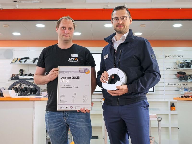 Freuen sich über den silbernen Vector Award: Thomas Haugk, Leiter Key Account Management und Max Fröhlich, Elektrokonstrukteur bei JAT.  (Bild: Igus)