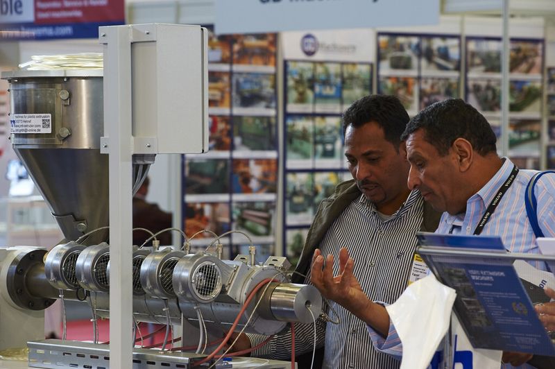 Kaufinteressenten diskutieren auf der Gebrauchttechnik-Messe Usetec in Köln. (Bild: Andreas Drollinger)