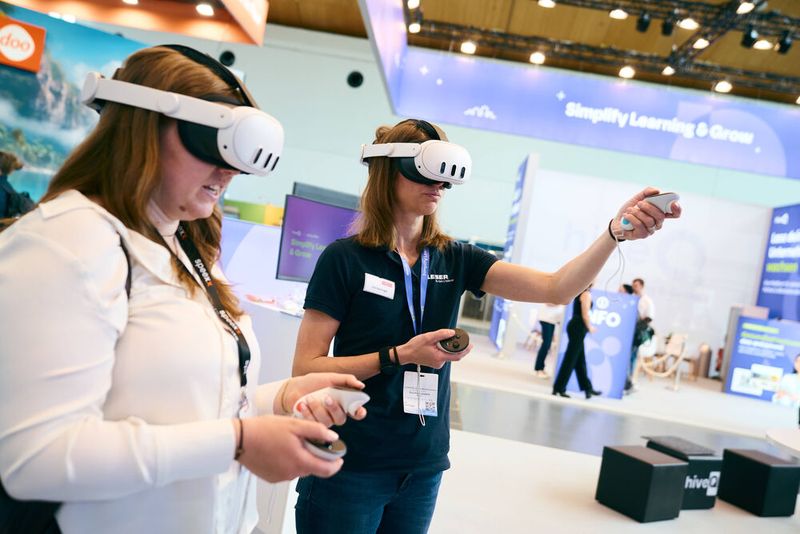 ... konnten VR- und AR-Brillen getestet werden, beispielsweise für Sicherheitsunterweisungen. (Bild: © Richard Mathieu / Messe Karlsruhe / neverdaless)